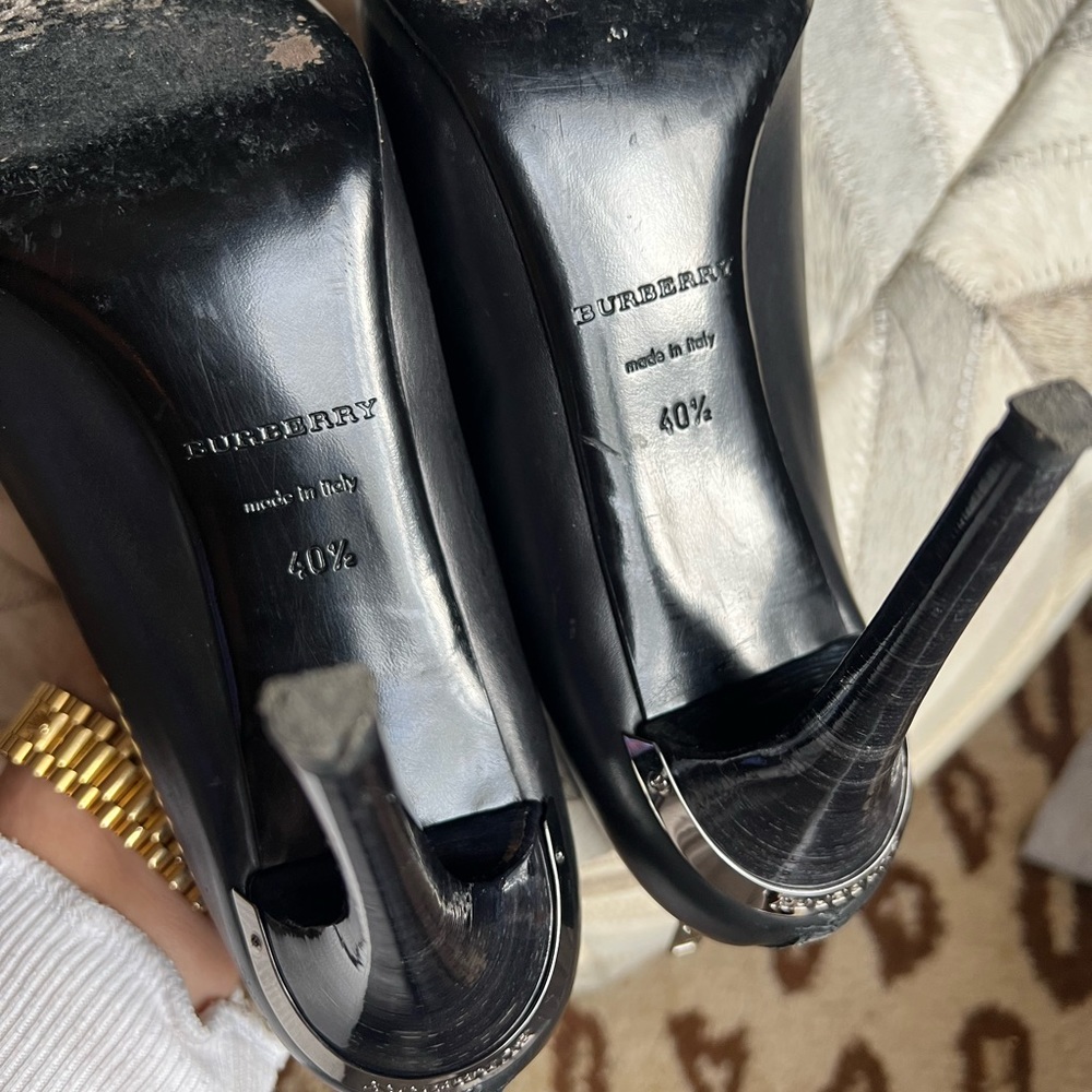 BURBERRY black leather pump heels. Zip hardware back. US 9.5 / EU 40.5 - Picture 11 of 11